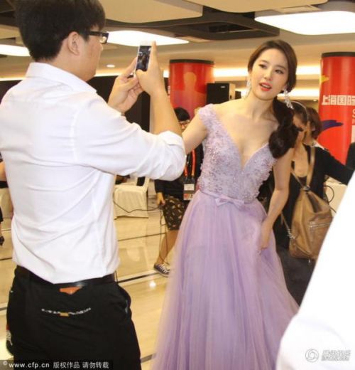 <em>刘亦菲穿蕾丝</em>现身机场 与吉克隽逸亲密热聊--安