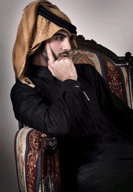 被驱逐出境的阿联酋男模裸照曝光:多胸毛 眼神