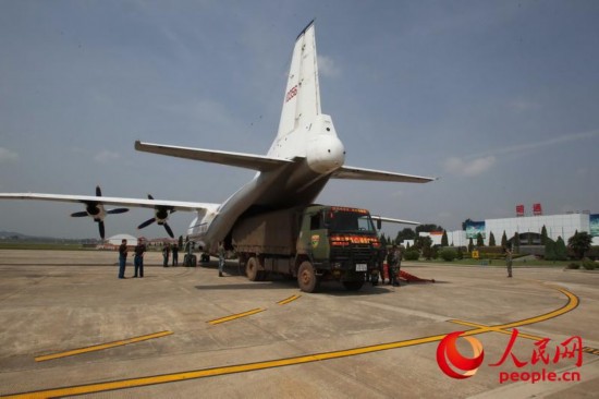 中国空军运-8c运输机紧急驰援云南鲁甸抗震救灾(图)