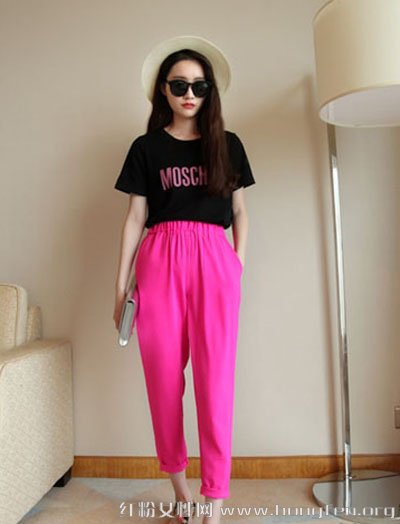 哈伦裤+短袖T恤上衣 穿出时髦休闲风格- Micro
