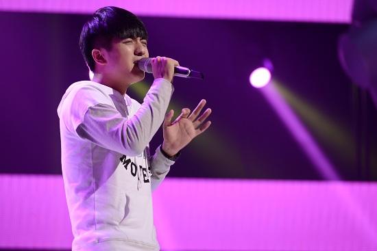 独播:华晨宇同学夏恒美颜获封国民学长 现场