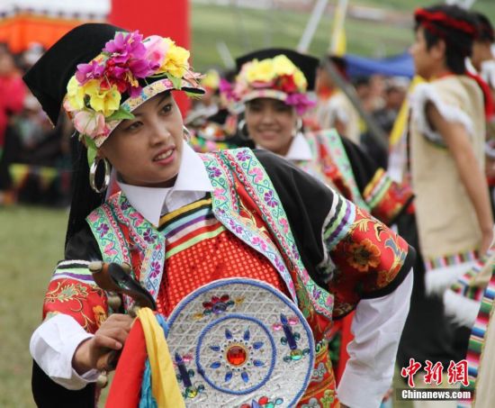 甘肃碌曲香浪节展示多种藏民族服饰