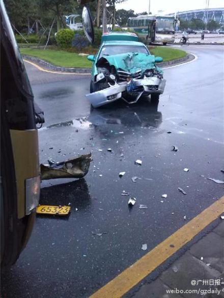 白云机场的士与空港快线相撞暂不清楚人员伤亡