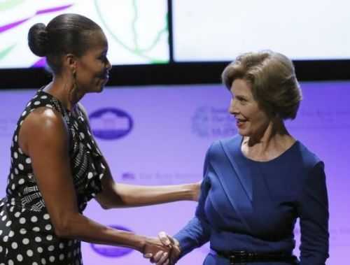 美国两任第一夫人会面 米歇尔称劳拉·布什为榜样
