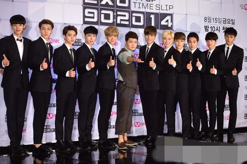 O黑色西装出席《EXO 902014》记者会 鹿晗发