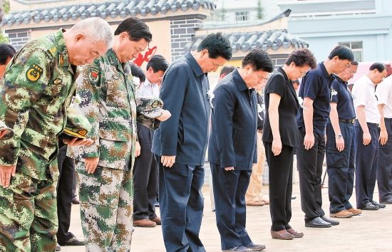 云南鲁甸6.5级地震抗震救灾指挥部举行悼念活