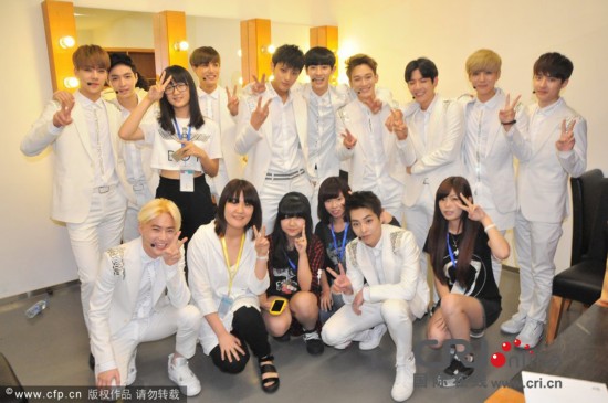 亚洲天团EXO组合耀动津门 众粉丝到场助阵人