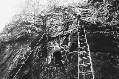 北京男子滑倒悬崖边 抱树淋雨一整夜获救(图)