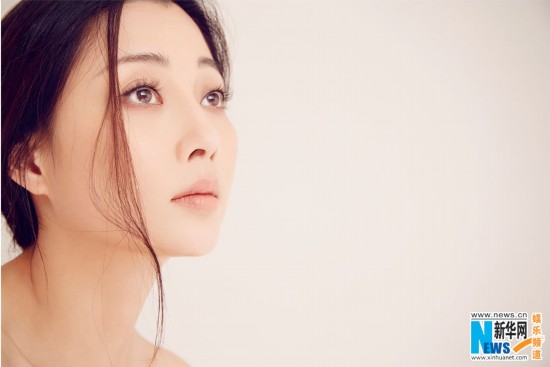 殷桃素雅写真曝光 目光清澈妆容纯净展韵味(图