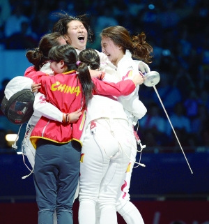 女运动员尴尬瞬间:郭晶晶花容失色 女剑客牙磕