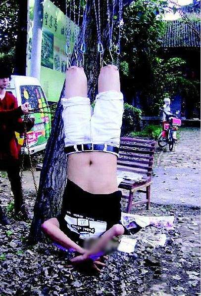 全裸睡铁丝占领男厕所 盘点那些奇葩的行为艺