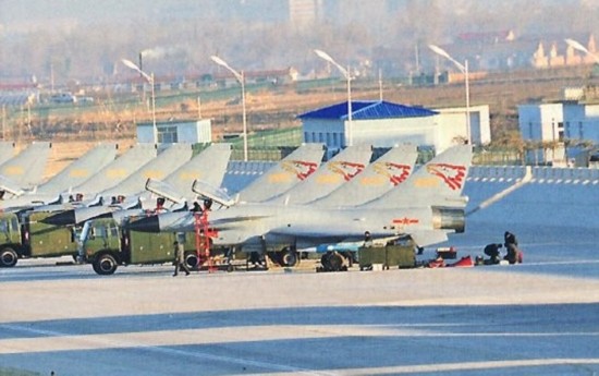 中国空军王牌部队现身 拥4架歼-10金头盔战机【3】