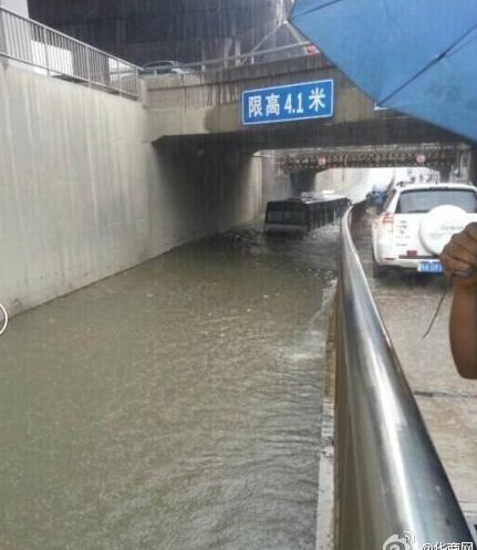 西安降暴雨公交车被淹 乘客站椅子上等待救援