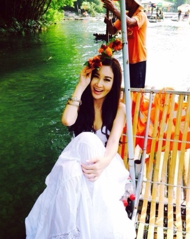 48岁温碧霞与老公游桂林 穿白裙似少女(图)