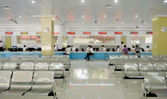 深圳公明办事行政服务大厅启用 提供24项一站