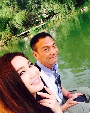 48岁温碧霞与老公游桂林 穿白裙似少女(图)