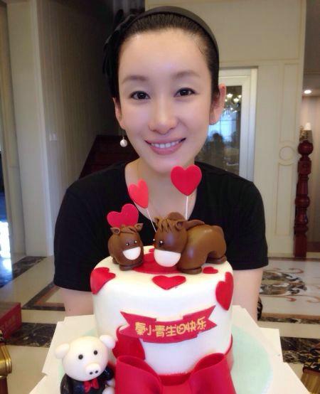 秦海璐素颜庆生示爱老公:感谢为我带来一切