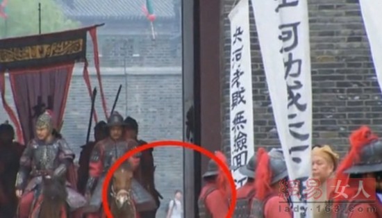 哭笑不得!经典影视穿帮镜头大盘点