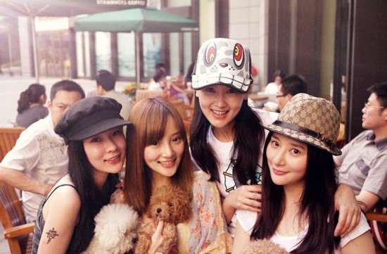 李小璐晒泰迪闺蜜团私照 大姐是秦岚 杨幂是