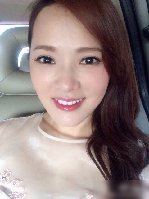 伊能静捏脸证明自己没整容天然美 笑称要像儿