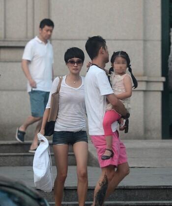 马伊璃与大女儿购物 爱马分担母亲重负不见文