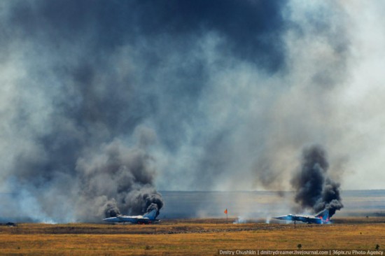 真枪实弹! 俄曝光飞镖大赛真机挨炸实况图