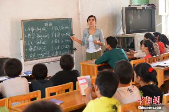 新疆维吾尔女大学生暑假返乡帮助农村孩子学汉