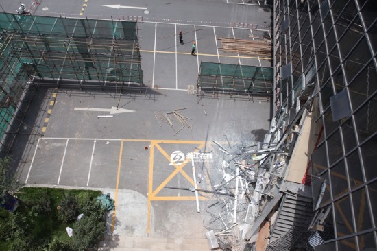 浙江海宁皮革城一天桥凌晨发生倒塌