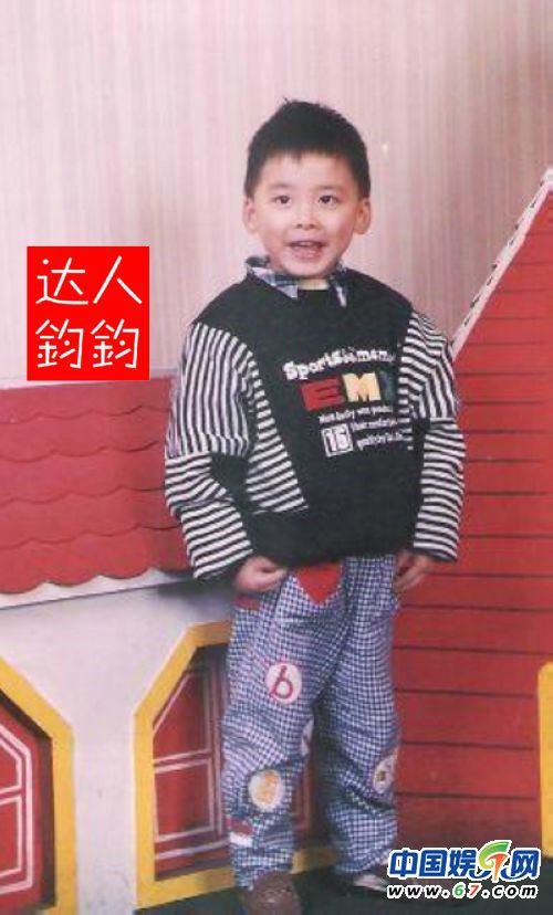 峰童年呆萌四眼照圆滚滚惹人爱 当众耍篮球引