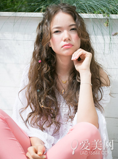 长卷发<em>怎么扎</em> 示范浪漫公主头编发- Micro Rea