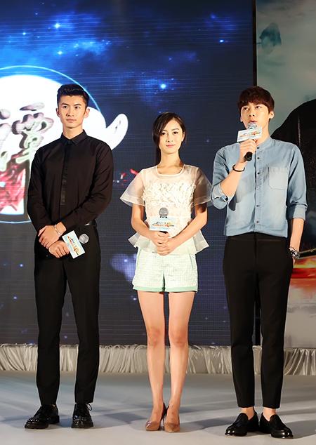 李易峰张云龙亮相南京 戏里情敌戏外互夸