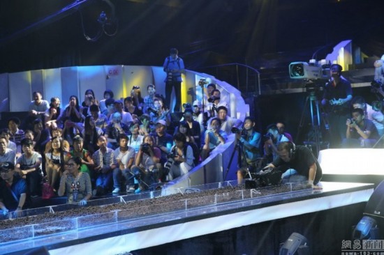 罗仑模特争霸赛 女模光脚走 万只活虫 T台(图)