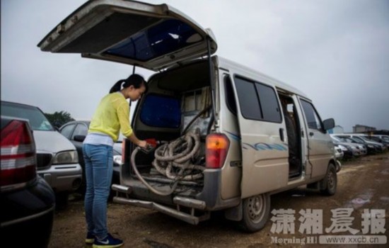 长沙一面包车改装油罐车上路 交警部门将车辆