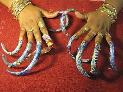 女子留35厘米长手指甲 呵护备至定期做美甲(图