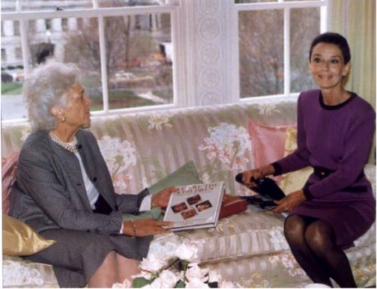 奥黛丽赫本罕见照大曝光 从气质女王到人间天