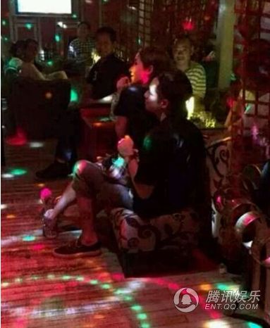 萧亚轩夜店坐新欢Elroy大腿 事后怒斥照片外泄