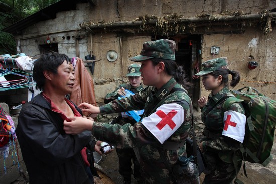 活跃在鲁甸地震灾区的女汉子