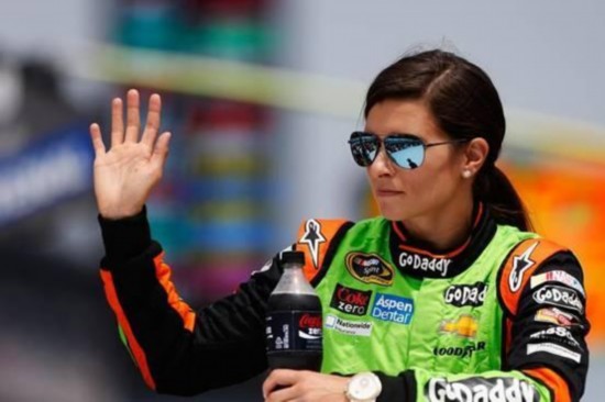 第五位:丹妮卡·帕特里克(Danica Patrick)
总收入:1,500万美元
薪酬/奖金:700万美元
代言/许可费:800万美元
帕特里克在全美运动汽车竞赛协会(Nascar)排名中位列第28位,虽然在她第二年全职斯普林特杯系列赛(Sprint Cup)的21次比赛中仅有两次进入前十,帕特里克仍是该赛事最受欢迎的车手之一,为超过10家品牌代言,其中包括可口可乐、天梭(Tissot)和匹克(Peak)。她为汽车赞助商GoDaddy的代言13次出现在超级碗广告中,创下了历史纪录。