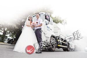 环卫车当婚车 12辆环卫车放着音乐洒水迎亲