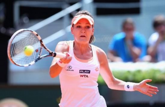 第八位:阿格涅兹卡·拉德万斯卡(Agnieszka Radwanska)
总收入:680万美元
奖金:380万美元
代言费:300万美元
拉德万斯卡是波兰网球明星,也是首个代言芝士蛋糕工厂(Cheesecake Factory)的体育明星。根据协议,该公司的商标将出现在拉德万斯卡的帽檐上。拉德万斯卡在美国时是这家餐饮连锁店的常客,签约之前还不时提到她对这家店的热爱之情。