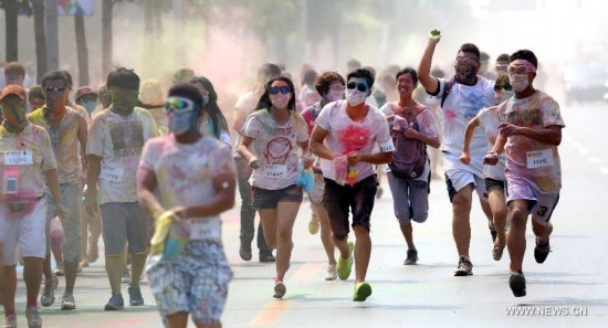 Citizens attend a color run activity in Heping District of Shenyang, northeast China's Liaoning Province, Aug. 16, 2014. 