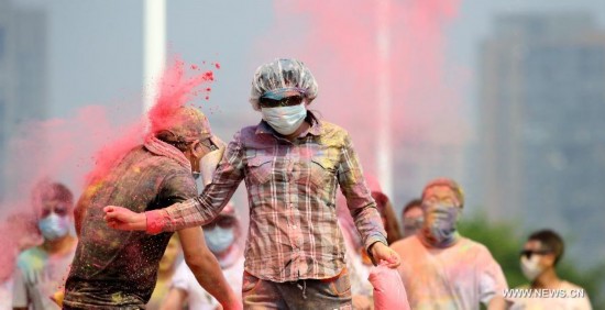 Citizens attend a color run activity in Heping District of Shenyang, northeast China's Liaoning Province, Aug. 16, 2014. 