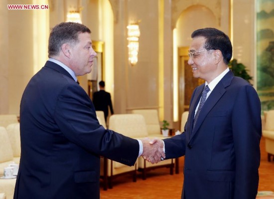 Chinese Premier Li Keqiang (R) meets with a delegation of U.S. congressmen led by Bill Shuster (L), chairman of the House Transportation and Infrastructure Committee, in Beijing, capital of China, Aug. 16, 2014. 