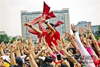 快男苏醒带领上千东莞大妈齐跳广场舞