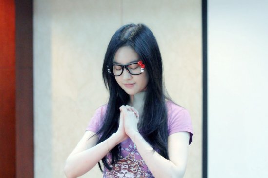 陈乔恩变身搞笑眼镜妹 明星超萌眼镜造型盘点