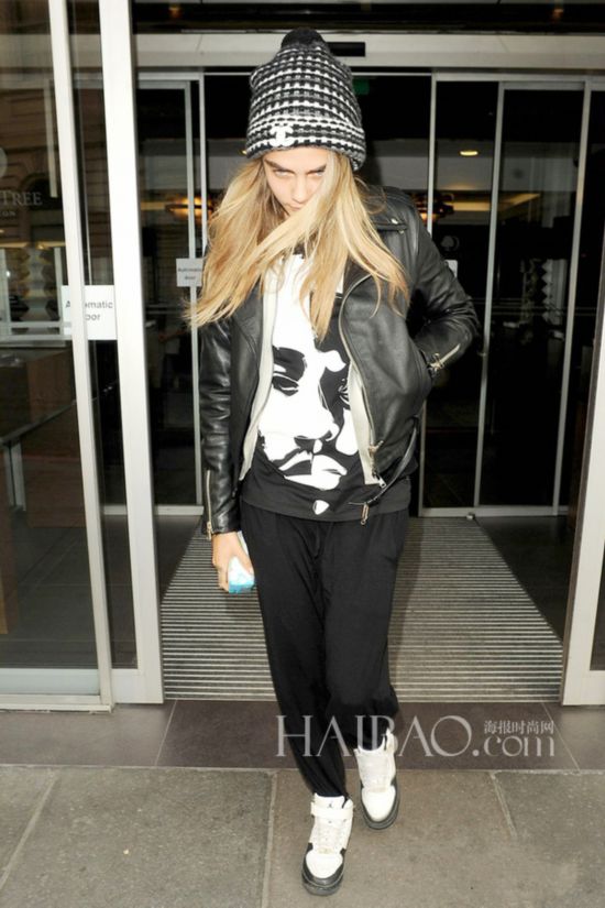 aɶ627AWҥdԡP}˥ (Cara Delevingne) b۴eGlastonbury Festival{C