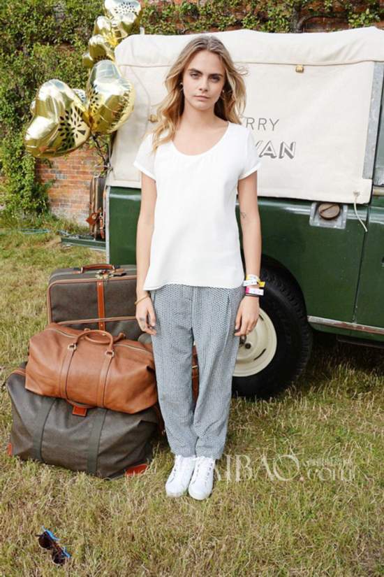 aɶ89AWҥdԡP}˥ (Cara Delevingne) bzCornburyParkѥ[The Mulberry Wildemess PicnicʡC