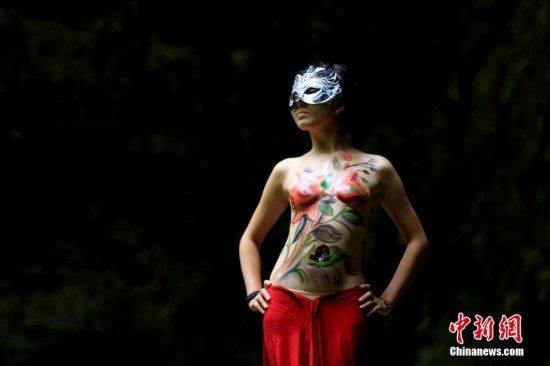 广西一景区上演<em>人体</em>彩绘 半裸靓模引围观【组