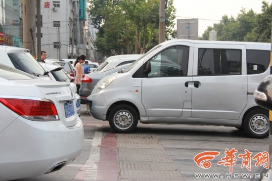 咸阳秦隆步行街车辆放停车线外 收费员依然来