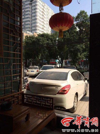 新手女司机倒车不慎撞碎玻璃墙 被索赔万元